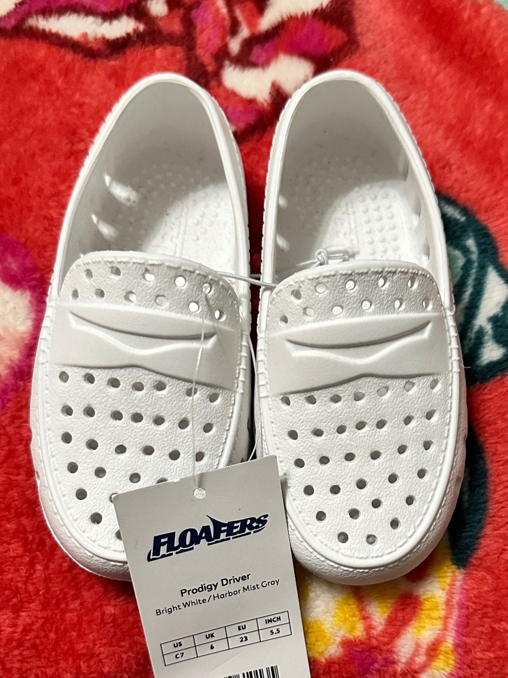 FLOAFERS shoes 
Prodigy Driver
Bright White/ Harbor Mist Gray Kids Size 7C